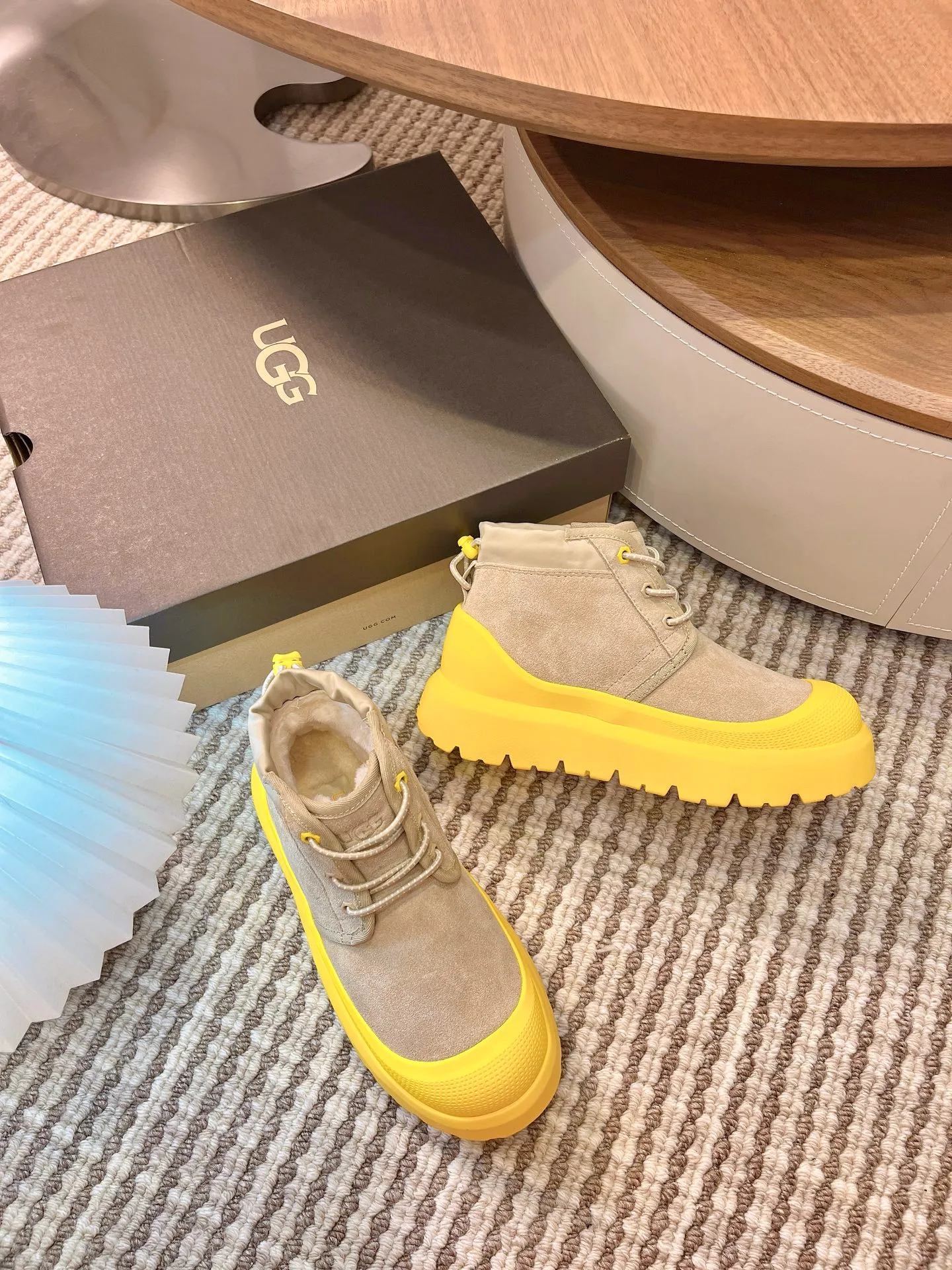 【UGG】 P: 560💰 Couple shoes Size: Women’s size 35-40 / Men’s size 40-44 UGG Tasman Weather Hybrid slip-on snow boots👢 Wang Yibo's same style 👏 adds a large orange sole to the classic Tasman shoe style, functional color contrast design, environmentally friendly waterproof and snowproof material, which has both fashionable and functional attributes. At the same time, it is paired with the new UGG furry shoes Keen's furry color-blocking jacket. Bright orange and maroon collide to create a new light outdoor style and open up a new travel experience in early autumn! Using the best materials, the 17mm fur integrated surface is warmer and breathable, and the outsole is upgraded to a lightweight and wear-resistant light wing technology outsole!
